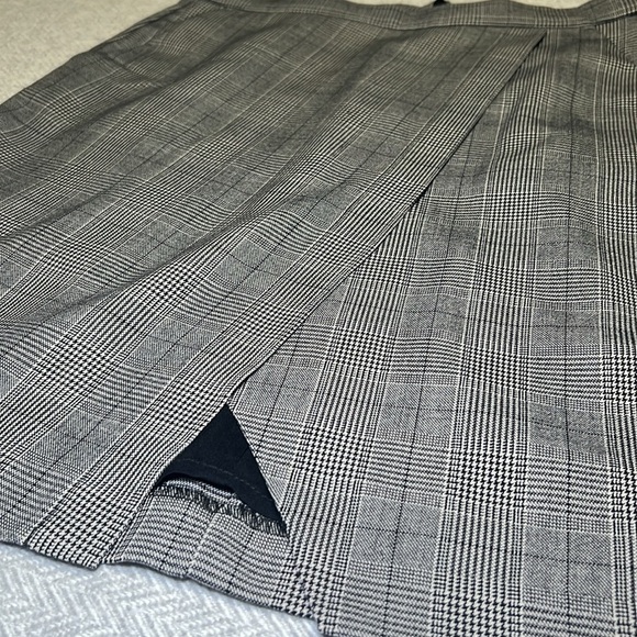 Banana Republic Mini Skirt, size 4 Petite. - Picture 2 of 10